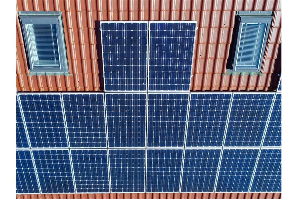 Verband: 140 neue Photovoltaikanlagen pro Tag nötig Eine Photovoltaikanlage ist auf einem Eigenheim angebracht. Foto: Patrick Pleul/dpa-Zentralbild/dpa/Archivbild