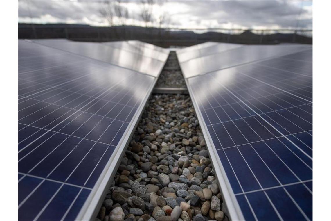 Eine Photovoltaikanlage steht auf dem Gebäude 3 der Hochschule Reutlingen. Foto: Sebastian Gollnow/dpa/Symbolbild