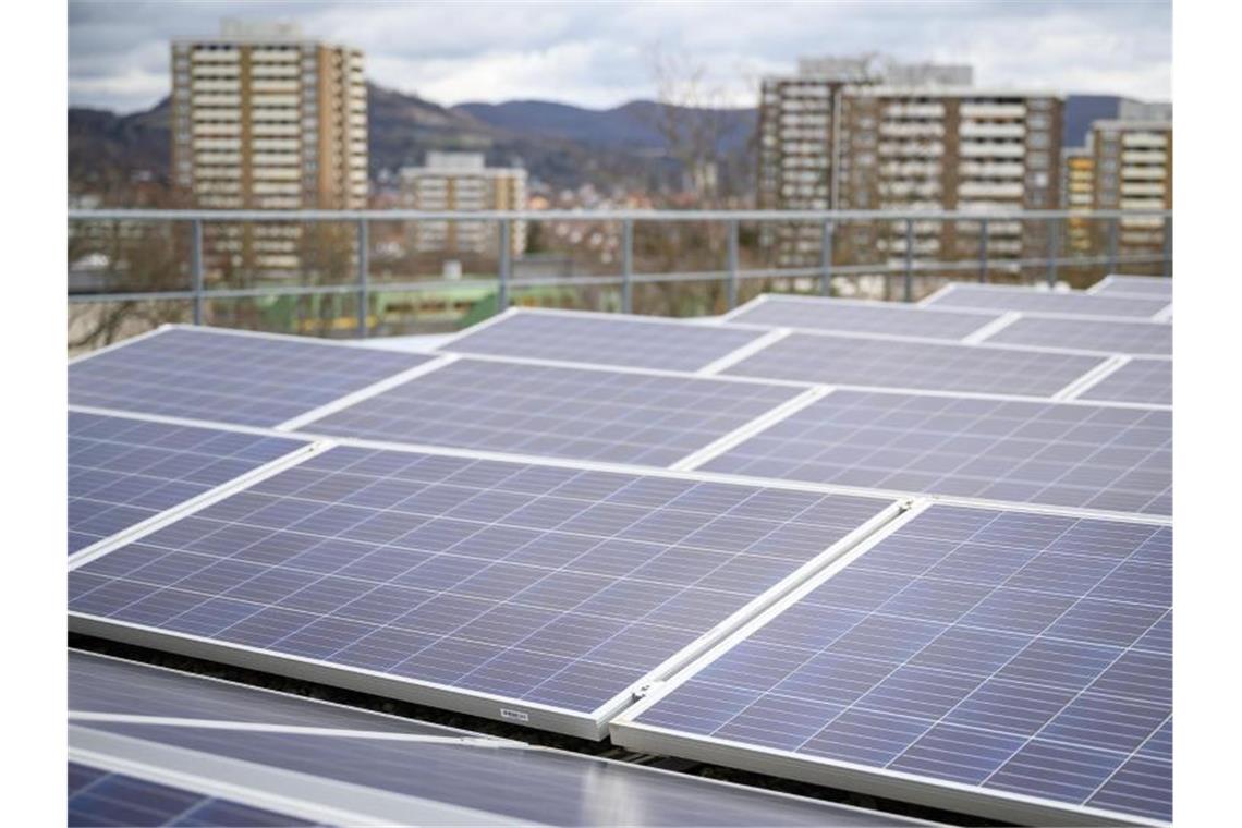 Eine Photovoltaikanlage steht auf einem Gebäude. Foto: Sebastian Gollnow/dpa