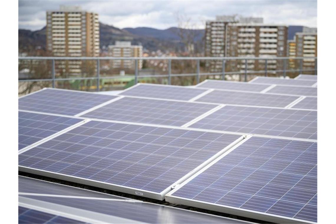 Branchenverband: Rasches Handeln bei Photovoltaik-Gesetzen Eine Photovoltaikanlage steht auf einem Gebäude. Foto: Sebastian Gollnow/dpa