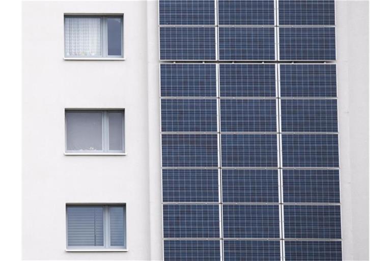 Eine Photovoltaikanlage zur Stromerzeugung hängt an der Fassade eines Mehrfamilienhauses in der Region Hannover. Foto: Julian Stratenschulte/dpa