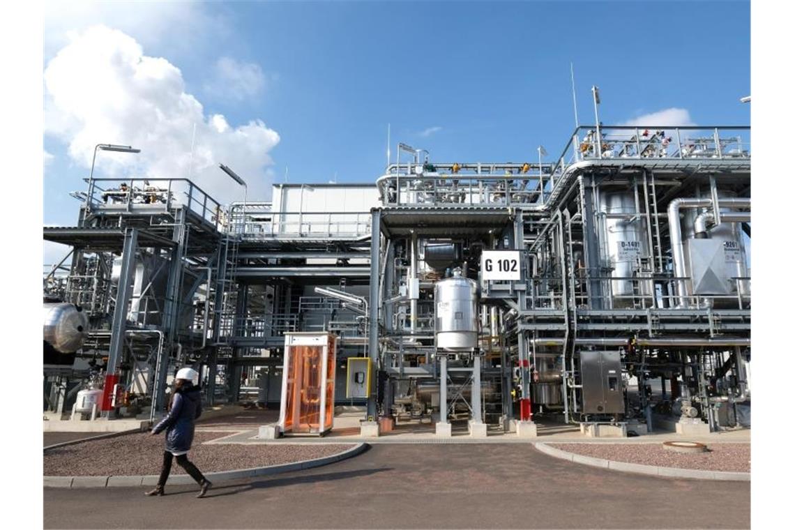 Zweite Corona-Welle bedroht Erholung in Chemiebranche Eine Pilotanlage der Trinseo GmbH zur Herstellung von synthetischem Kautschuk. Trotz einer Erholung im Sommer erwartet die deutsche Chemie- und Pharmaindustrie einen Umsatzeinbruch in diesem Jahr. Foto: Sebastian Willnow/dpa-Zentralbild/dpa
