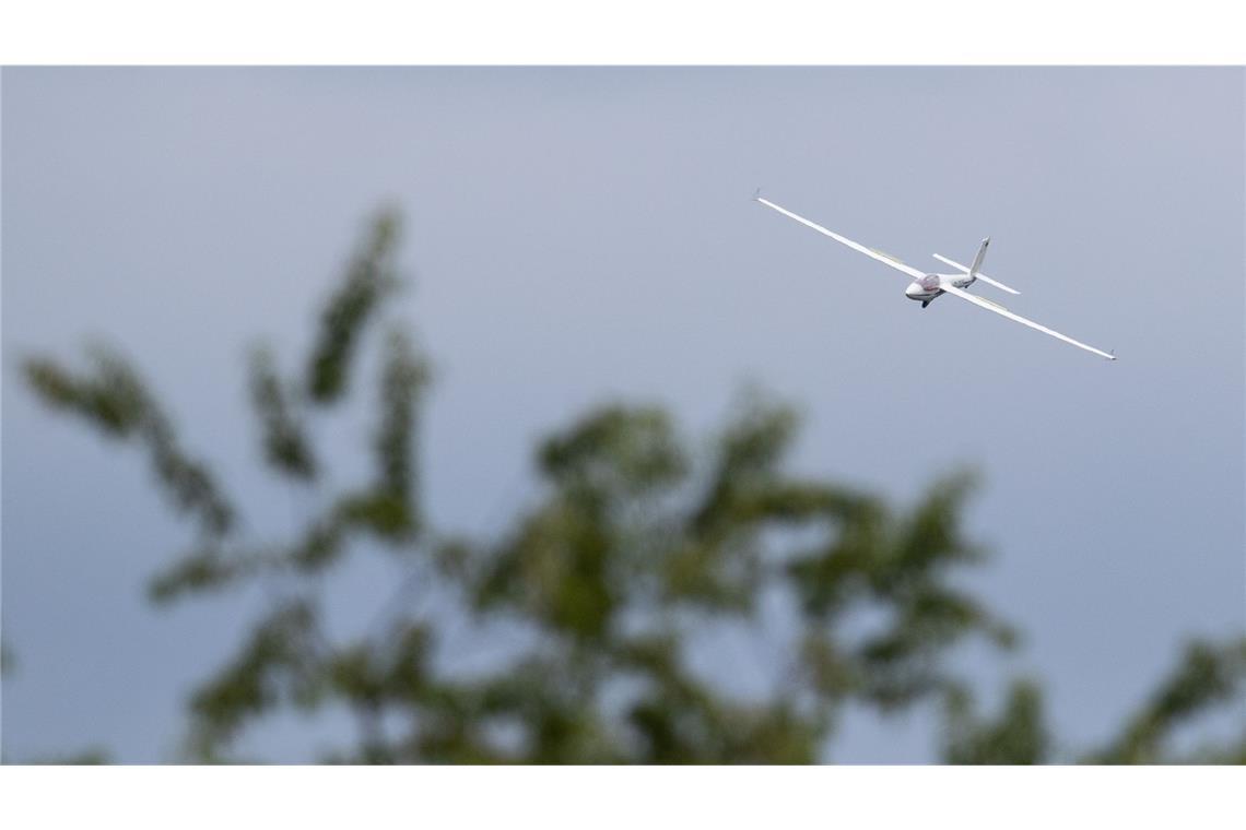 Pilotin stirbt bei Absturz mit Segelflugzeug Eine Pilotin ist bei einem Segelflugzeug-Absturz auf der Schwäbischen Alb ums Leben gekommen. (Symbolbild)