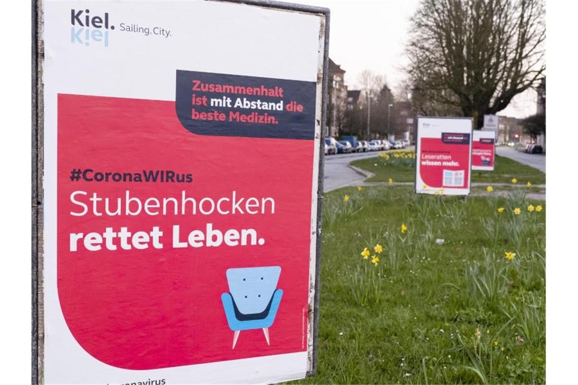 Mehr als 43.700 Corona-Nachweise in Deutschland - 270 Tote Eine Plakat-Kampagne des Stadtmarketings in Kiel fordert die Bürger auf, zu Hause zu bleiben. Foto: Frank Molter/dpa