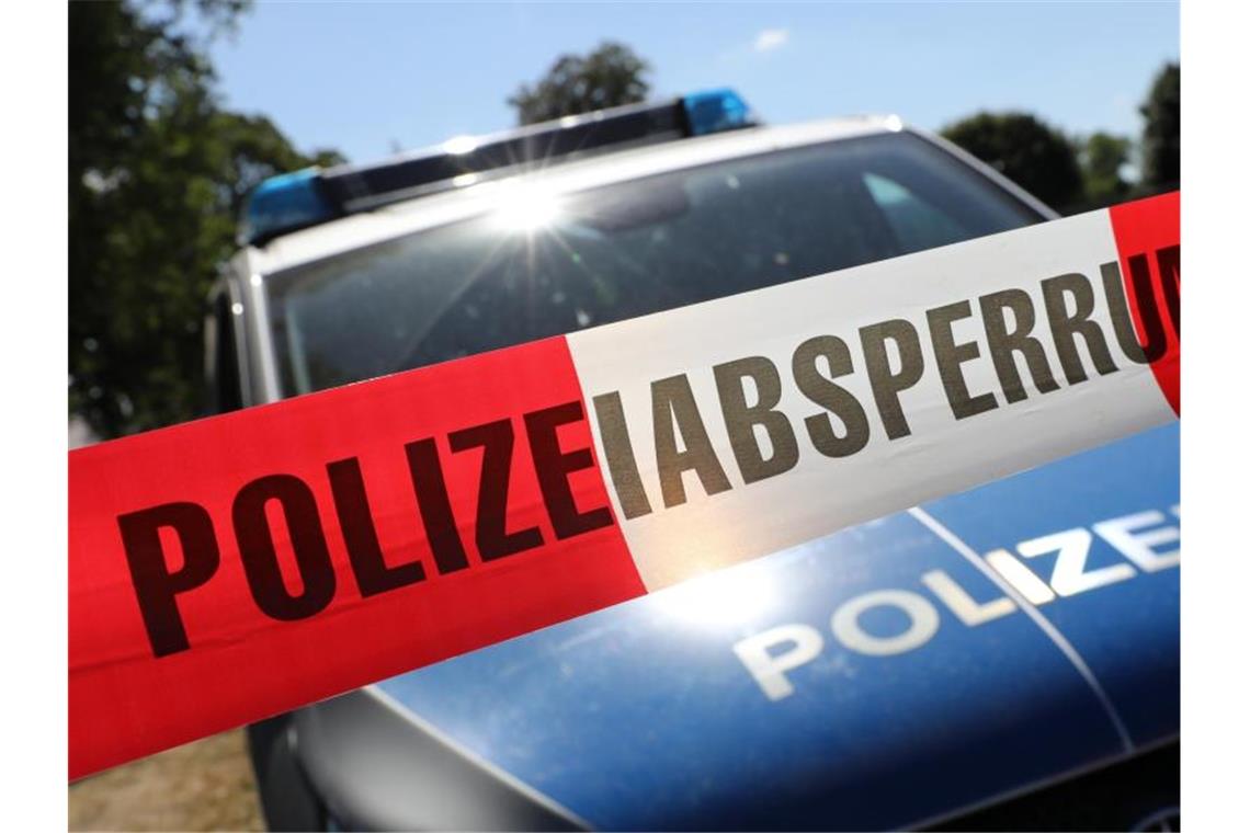 Toter Mann aus See geborgen Eine Polizeiabsperrung hängt in der Nähe eine Sees in dem eine Leiche gefunden wurde. Foto: Bernd Wüstneck/Archivbild