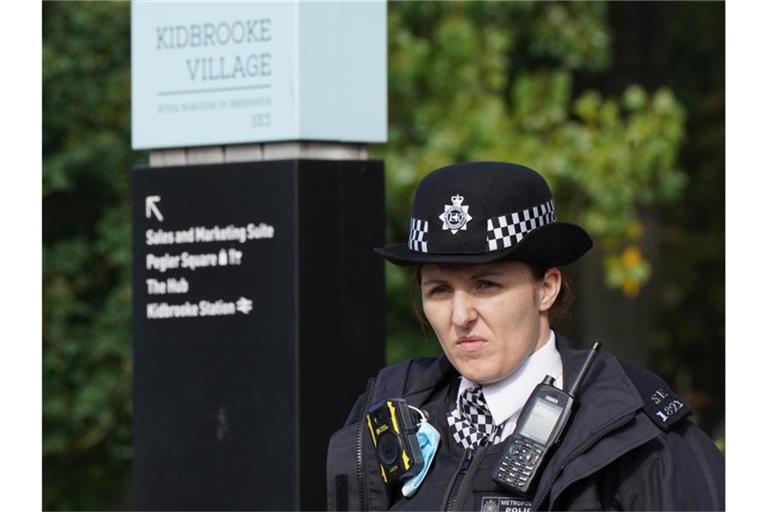 Eine Polizeibeamtin steht im Cator Park in Kidbrooke, Südlondon, in der Nähe des Tatorts, an dem die Leiche einer jungen Frau gefunden wurde. Foto: Ian West/PA Wire/dpa