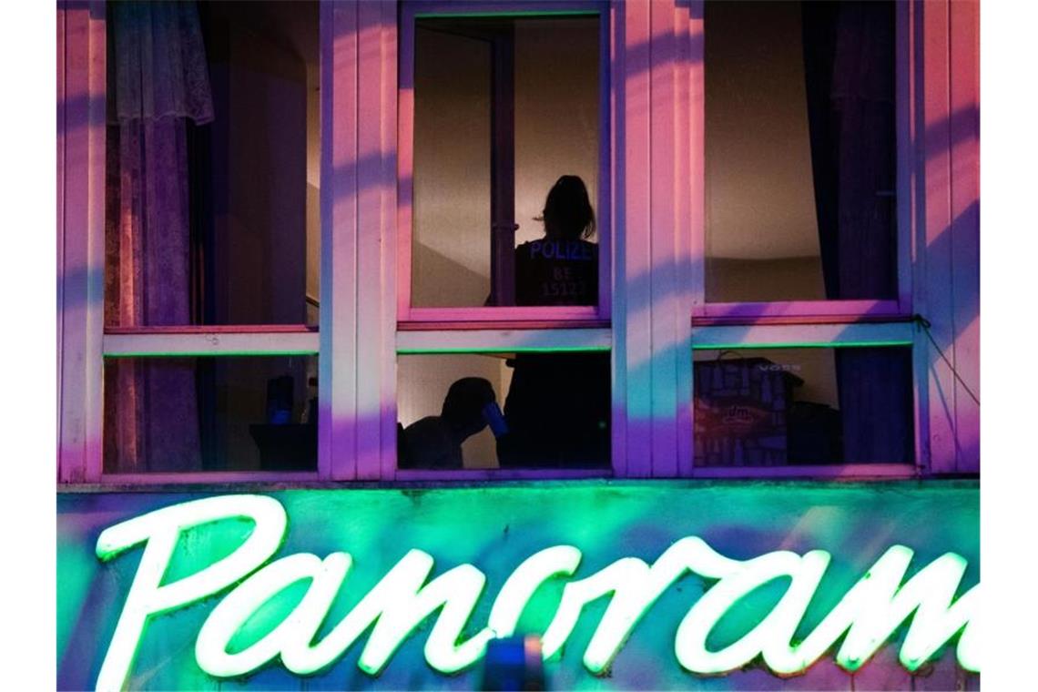 Eine Polizeibeamtin steht in einem Zimmer im Hotel "Panorama" in der Nähe des Kurfürstendamms. Mit 300 Einsatzkräften durchsuchte die Polizei das zehngeschossige Gebäude. Nach Angaben einer Polizeisprecherin gehe es um den Verdacht des illegalen Glückspiels. Foto: Paul Zinken/dpa-Zentralbild/dpa