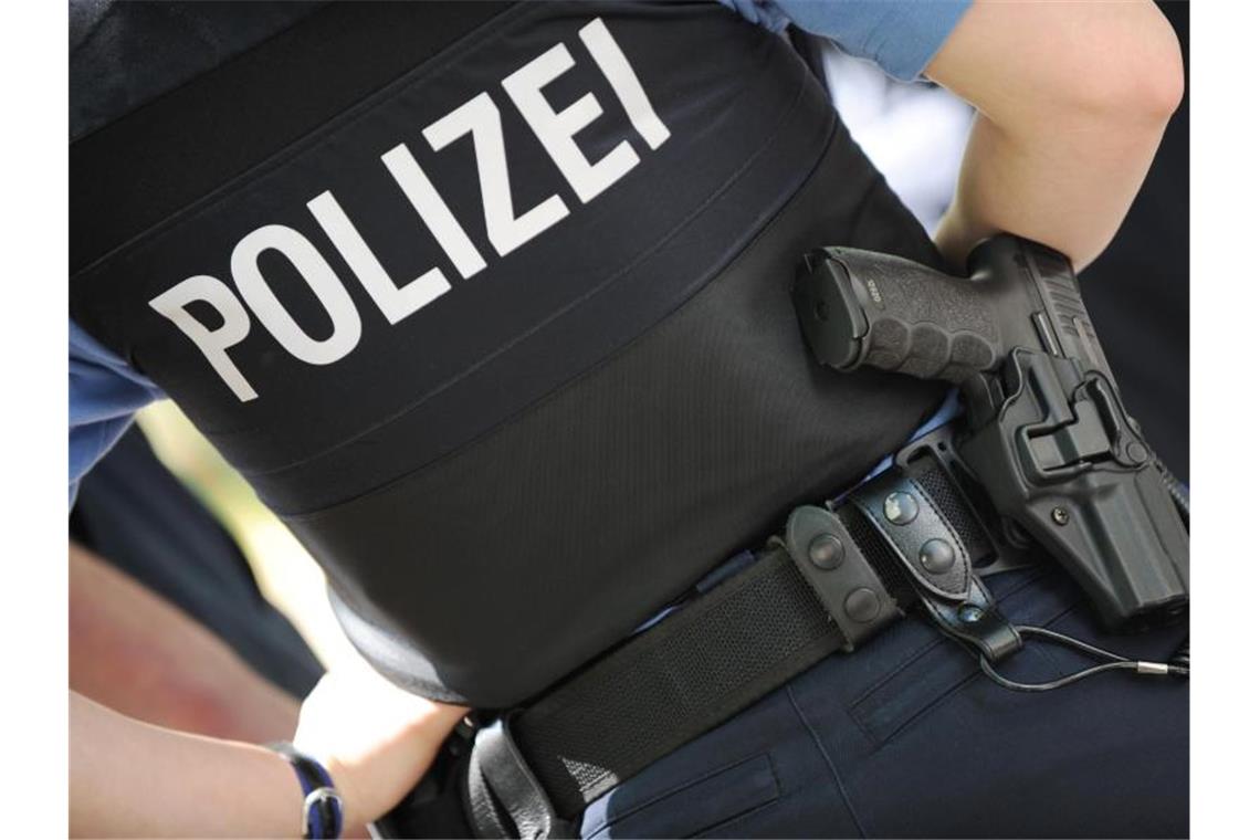 Eine Polizeibeamtin trägt ihre Dienstwaffe am Gürtel. Foto: Arne Dedert/dpa/Symbolbild