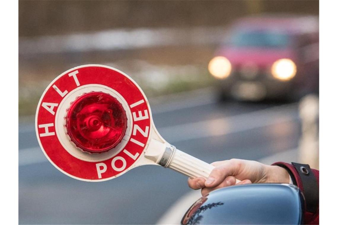 Überladen: Gruppe auf dem Weg zu „Nature One“ gestoppt Eine Polizeikelle. Foto: Armin Weigel/Archivbild