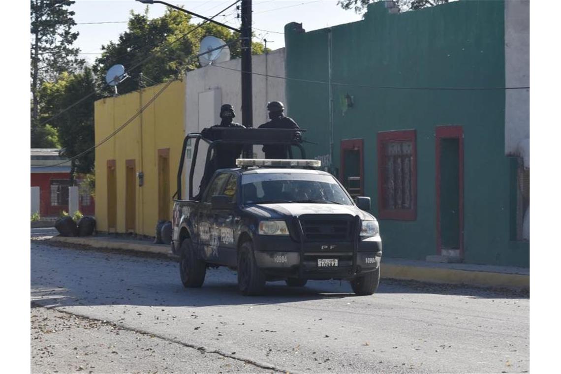 20 Tote bei Kämpfen im Norden von Mexiko Eine Polizeistreife fährt durch den Ort Villa Unión. Foto: Gerardo Sanchez/AP/dpa
