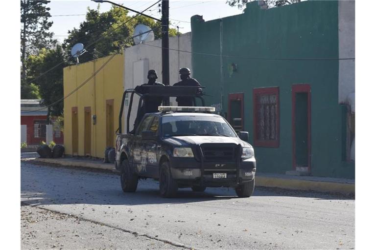 Eine Polizeistreife fährt durch den Ort Villa Unión. Foto: Gerardo Sanchez/AP/dpa