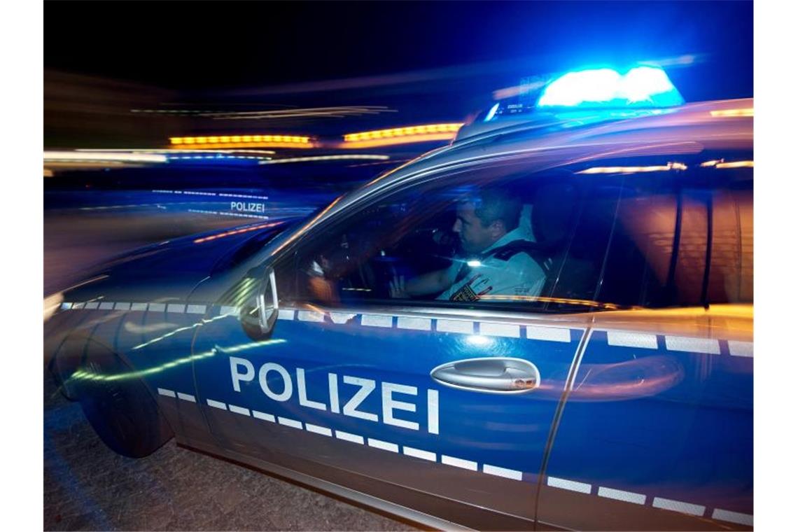 Beleidigung, Flaschenwürfe, Gewalt: Polizei im Dauereinsatz