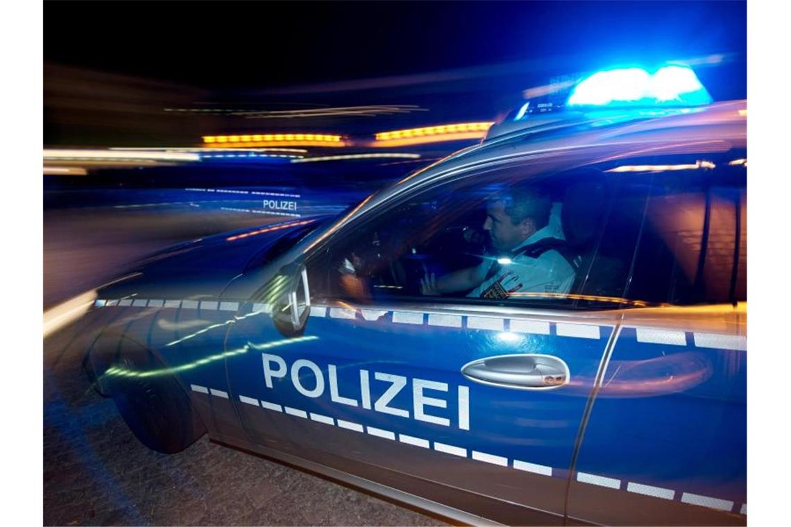 Frau randaliert und beißt Polizisten