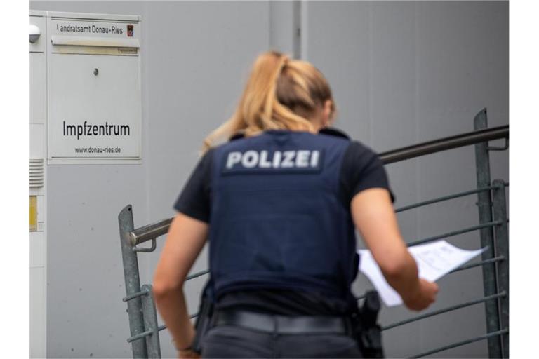 Eine Polizistin geht in das Impfzentrum. Foto: Stefan Puchner/dpa