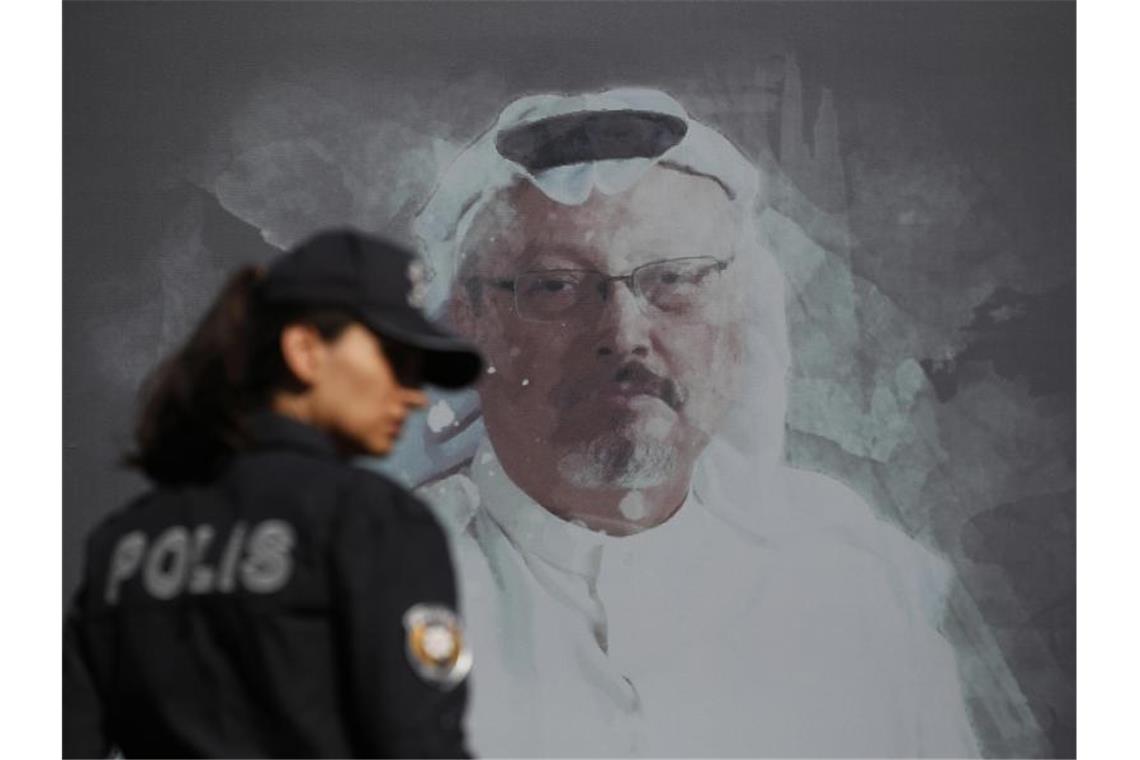 Khashoggi-Söhne vergeben Mord an ihrem Vater Eine Polizistin geht in der Nähe des saudischen Konsulats in Istanbul an einem Wandbild des ermordeten Journalisten Jamal Khashoggi vorbei. Foto: Lefteris Pitarakis/AP/dpa