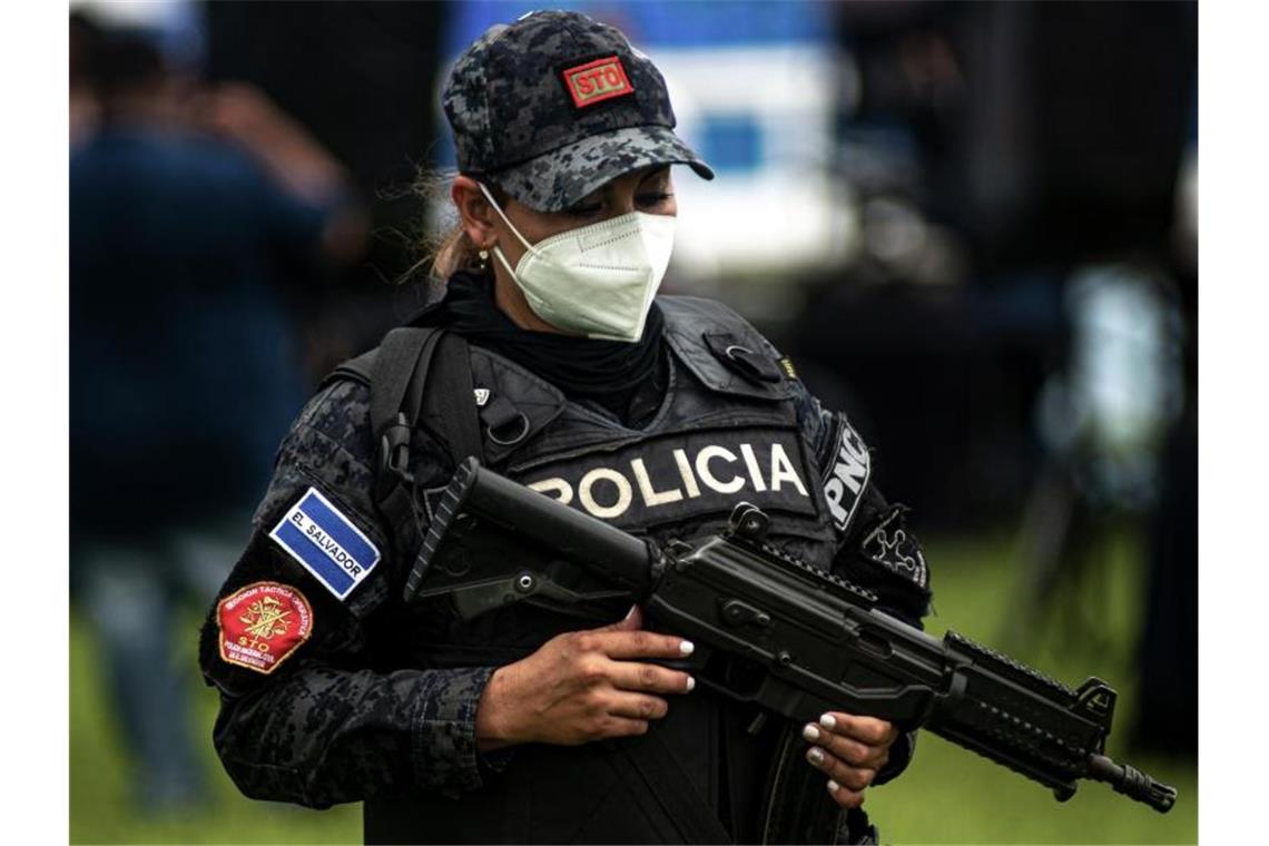 Zehn Leichen bei Ex-Polizisten in El Salvador ausgegraben Eine Polizistin in El Salvador mit schwerem Geschütz. (Symbolbild). Foto: Camilo Freedman/ZUMA Wire/dpa