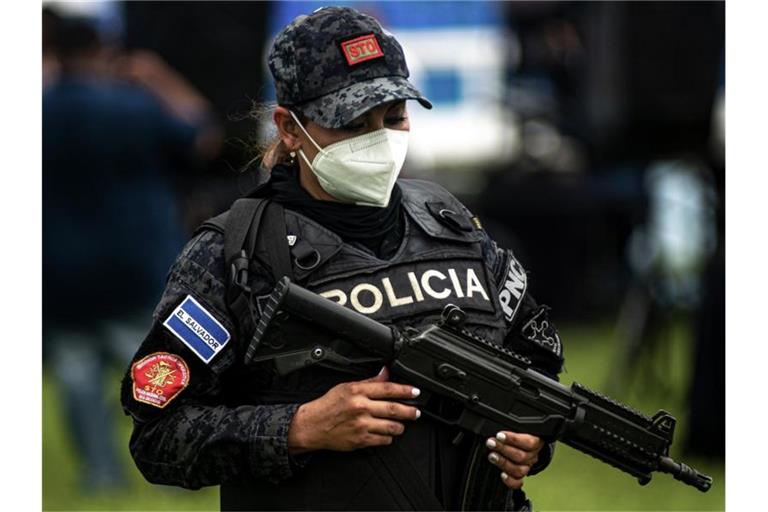 Eine Polizistin in El Salvador mit schwerem Geschütz. (Symbolbild). Foto: Camilo Freedman/ZUMA Wire/dpa