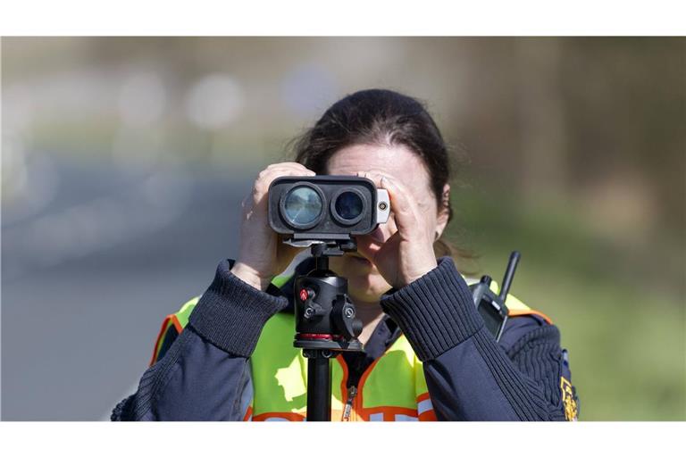 Eine Polizistin misst mit einem Lasermessgerät die Geschwindigkeit der Verkehrsteilnehmer. Am Montag startet auch in Baden-Württemberg der Blitzermarathon (Symbolfoto).
