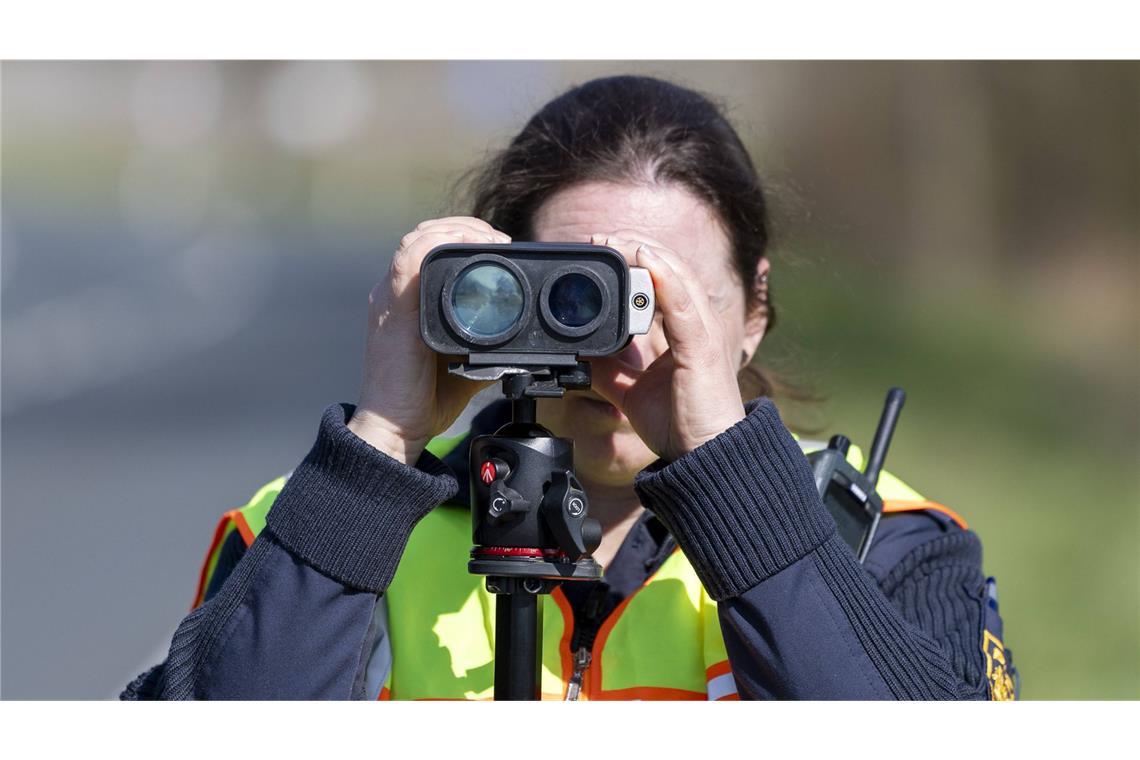 Blitzermarathon startet – hier wird verstärkt geblitzt Eine Polizistin misst mit einem Lasermessgerät die Geschwindigkeit der Verkehrsteilnehmer. Am Montag startet auch in Baden-Württemberg der Blitzermarathon (Symbolfoto).