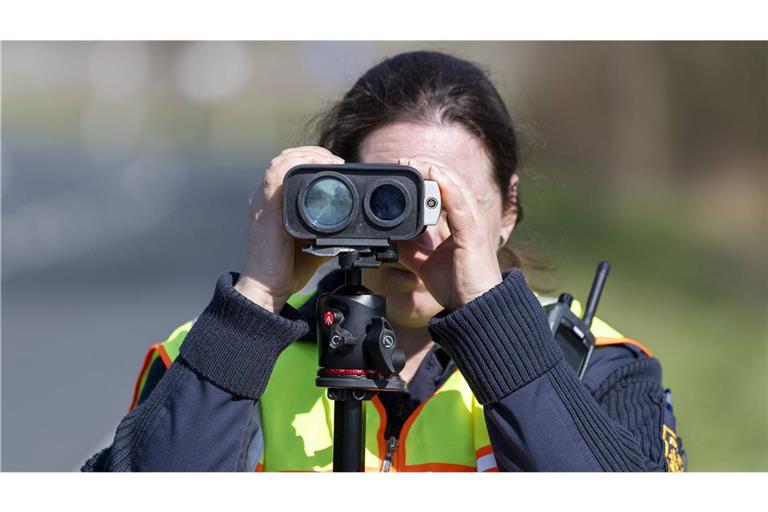 Eine Polizistin misst mit einem Lasermessgerät die Geschwindigkeit der Verkehrsteilnehmer. Am Montag startet auch in Baden-Württemberg der Blitzermarathon (Symbolfoto).