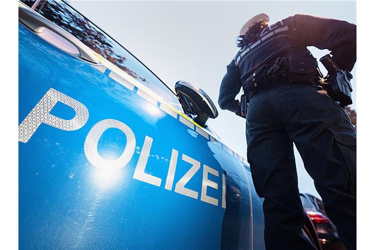 Eine Polizistin neben ihrem Streifenwagen: Die Überstunde bekäme sie rein rechnerisch mit 1,48 Euro vergütet.Eine Polizistin neben ihrem Streifenwagen: die Überstunde rechnerisch mit 1,48 Euro vergütet.