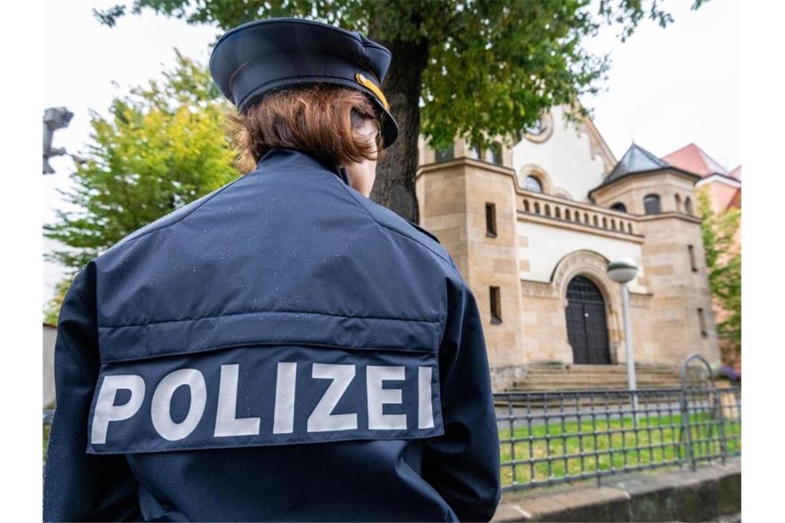 Bundesländer wollen jüdische Einrichtungen besser schützen Eine Polizistin steht vor der Synagoge im bayerischen Straubing. Foto: Armin Weigel/dpa