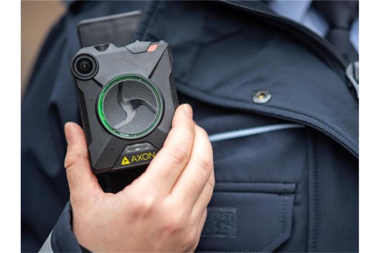 Eine Polizistin trägt eine Bodycam. Foto: Sebastian Gollnow/dpa/Archivbild