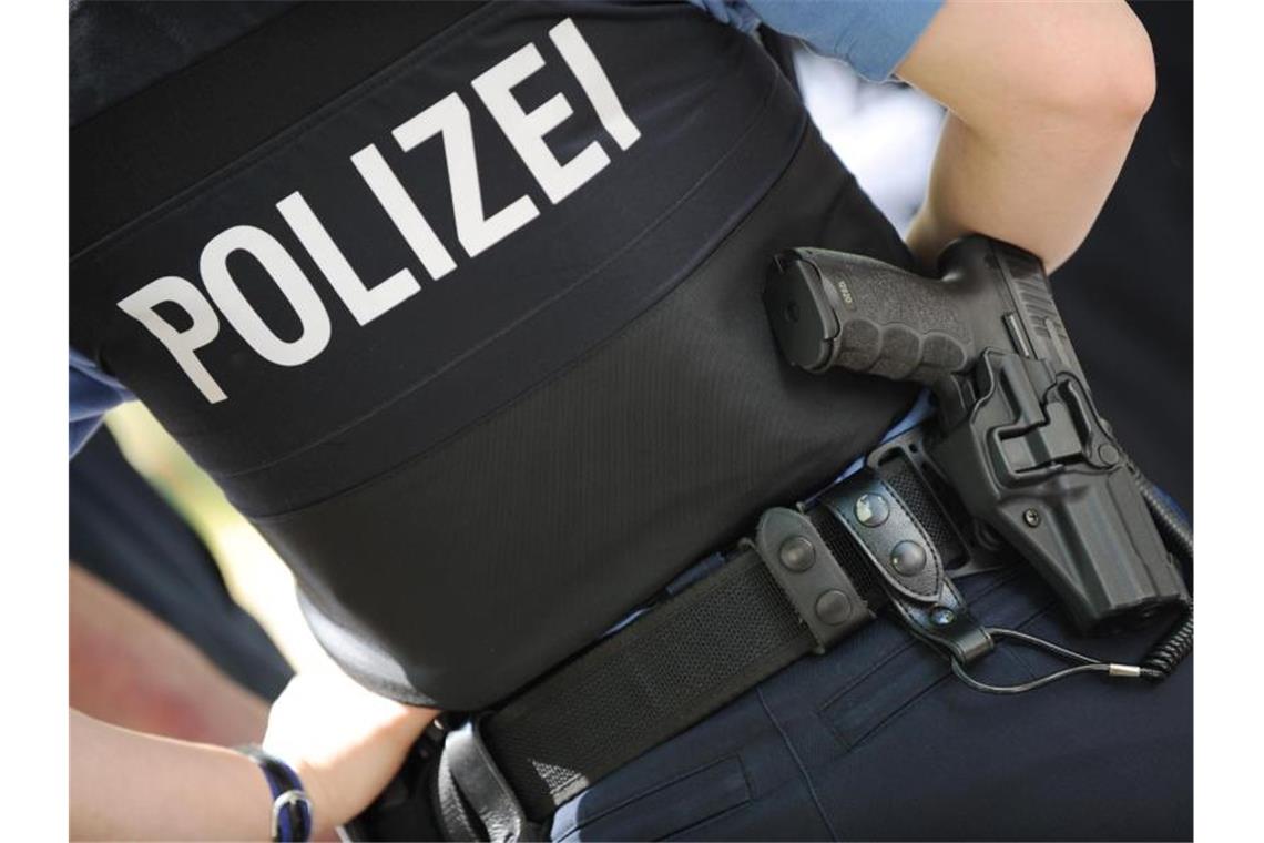 Frau bedroht? Spezialkräfte dringen in Wohnung ein Eine Polizistin trägt ihre Dienstwaffe am Gürtel. Foto: Arne Dedert/dpa/Symbolbild