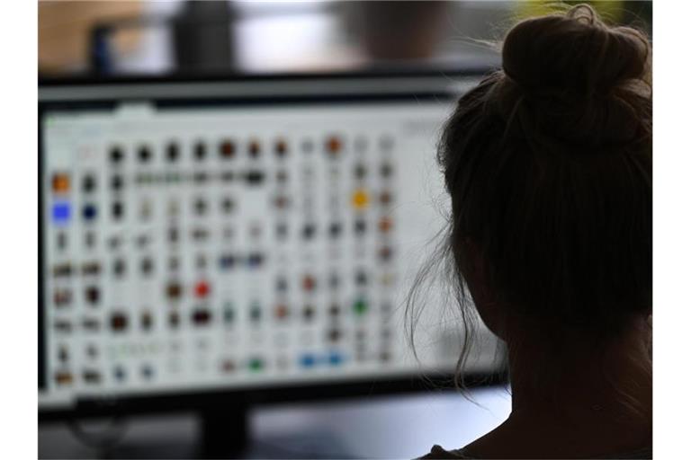 Eine Polizistin vor einem Auswertungscomputer auf der Suche nach Kinderpornografie und Fällen von sexuellem Missbrauch. Foto: Arne Dedert/dpa