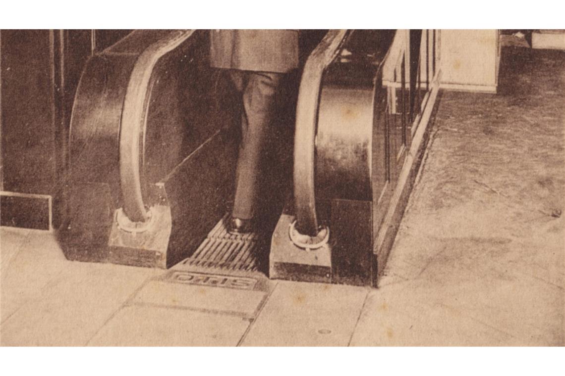 100 Jahre Rolltreppe: Traumfahrt für 30 Sekunden Eine Postkarte aus dem Kölnischen Stadtmuseum zeigt die erste deutsche Rolltreppe im Kölner Kaufhaus Tietz im Jahr 1925.