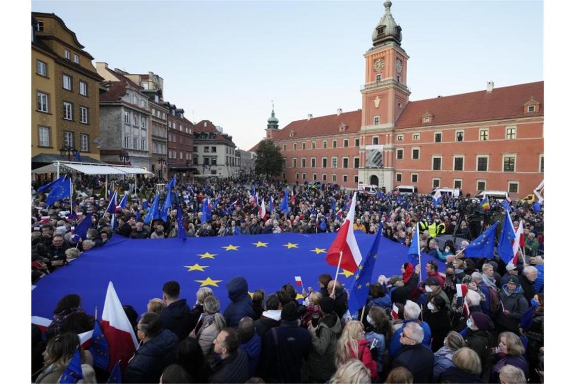 Nach Verfassungsgerichts-Urteil: Proteste in Polen Eine Pro-EU-Demonstration in Warschau. Foto: Czarek Sokolowski/AP/dpa