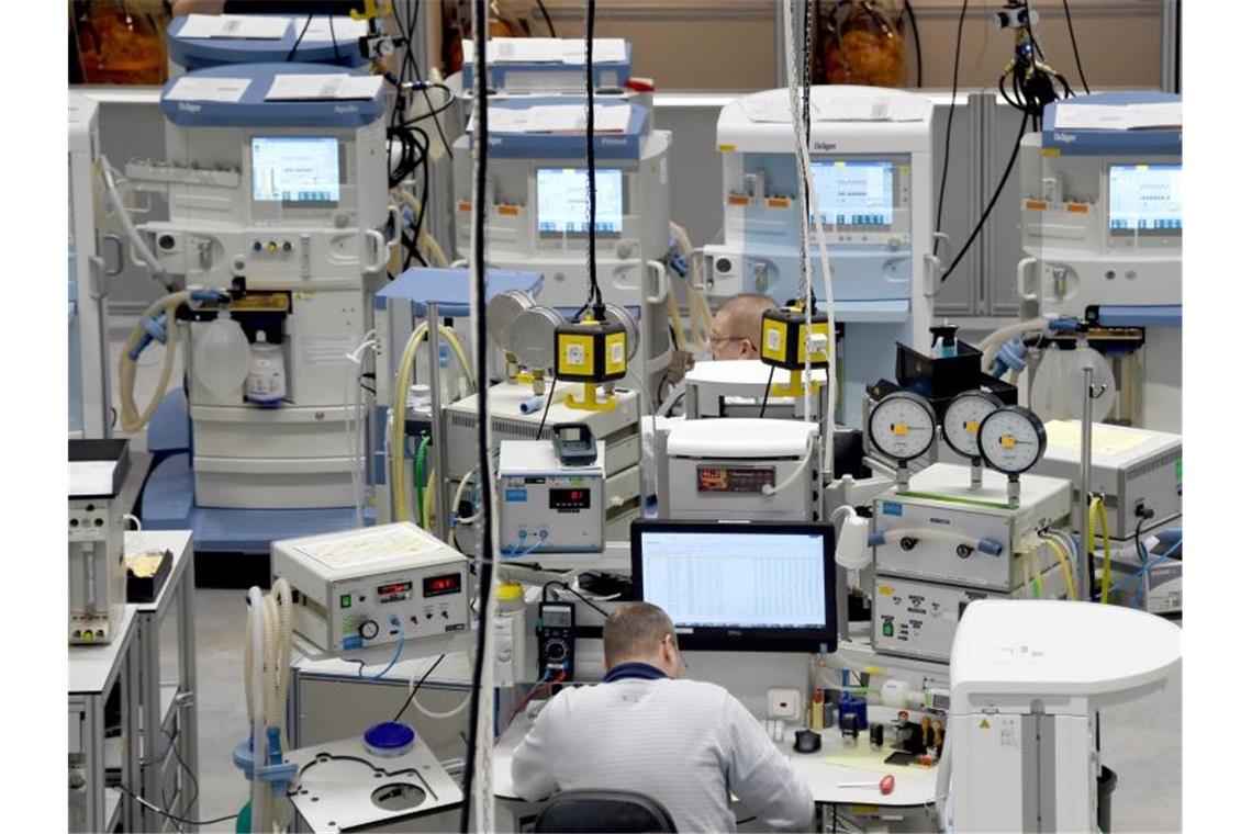 Coronavirus treibt Nachfrage bei Dräger an Eine Produktionshalle der „Zukunftsfabrik“ von Dräger in Lübeck. Foto: picture alliance / Carsten Rehder/dpa