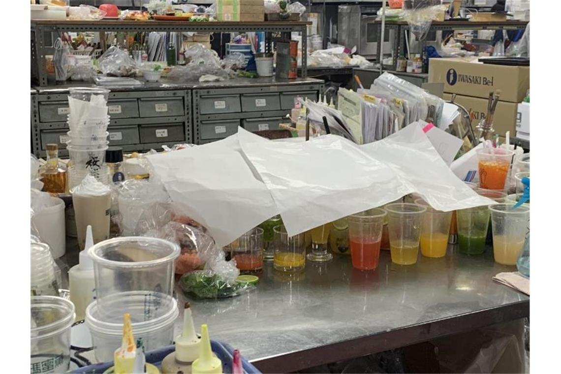 Künstlich wie köstlich: Japans hohe Kochkunst als Attrappe Eine Produktionsstätte des Unternehmens Iwasaki-Bei, eines der größten Produzenten von Essen-Replika in Japan. Foto: Lars Nicolaysen/dpa