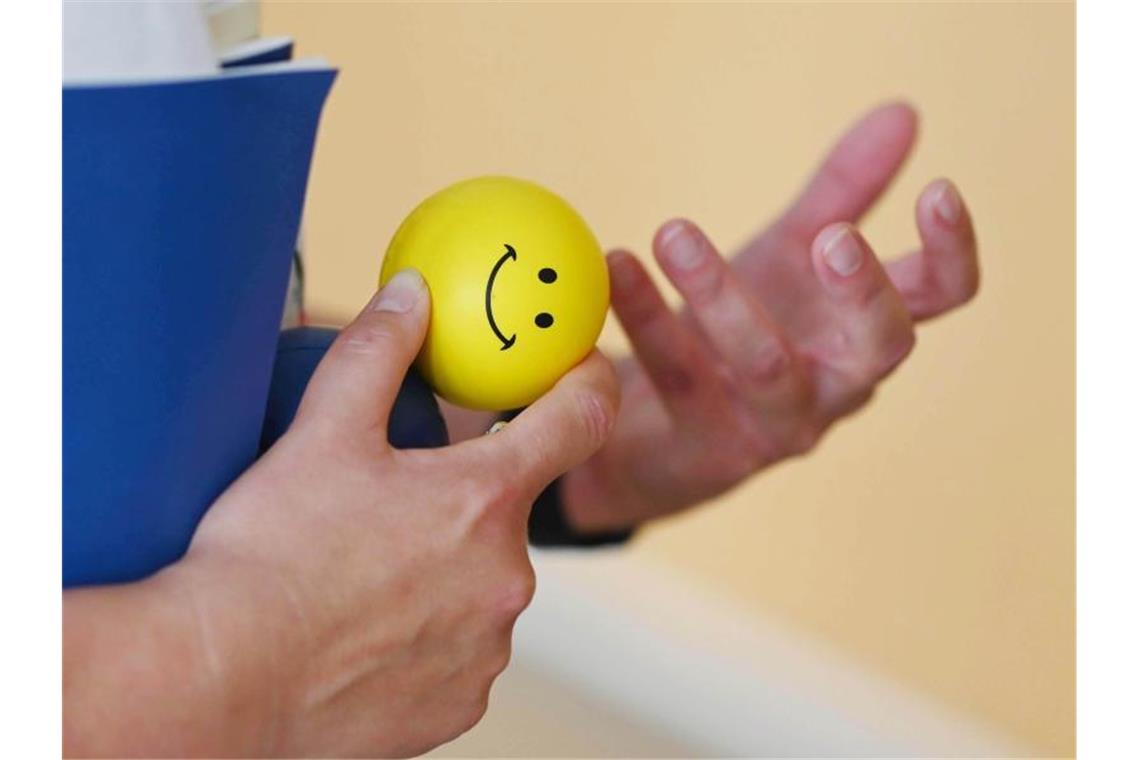 Eine psychosoziale Prozessbegleiterin hält in einem Schwurgerichtssaal einen Stressball in der Hand. Foto: Uli Deck/dpa