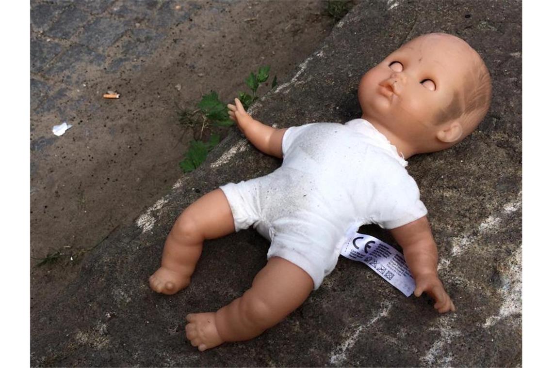 Aufarbeitung von Missbrauchsfällen der katholischen Kirche Eine Puppe liegt am Straßenrand. Foto: Daniel Bockwoldt/Archiv