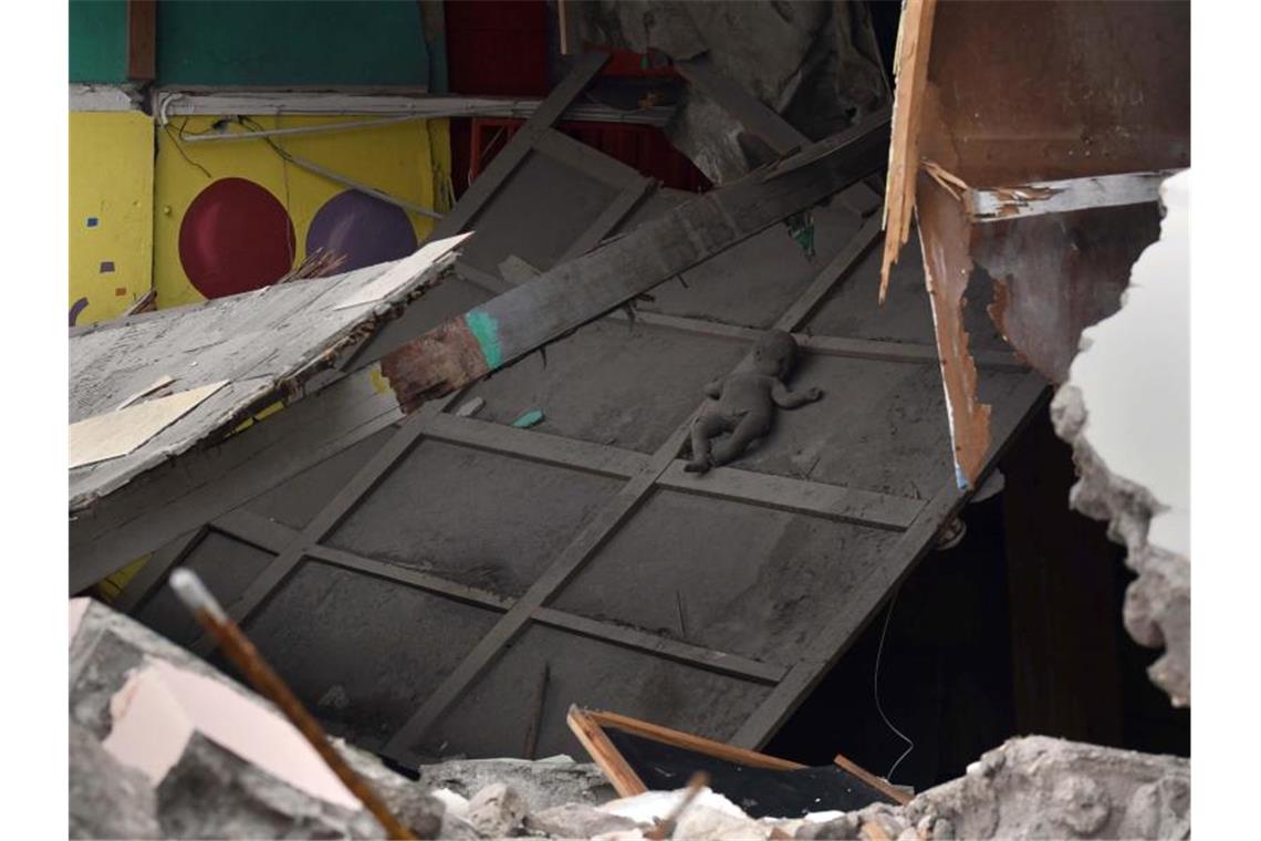 Fast 2000 Tote in Haiti - Überlebenden fehlt Hilfe Eine Puppe liegt in den Trümmern. Foto: Carol Guzy/ZUMA Press Wire/dpa