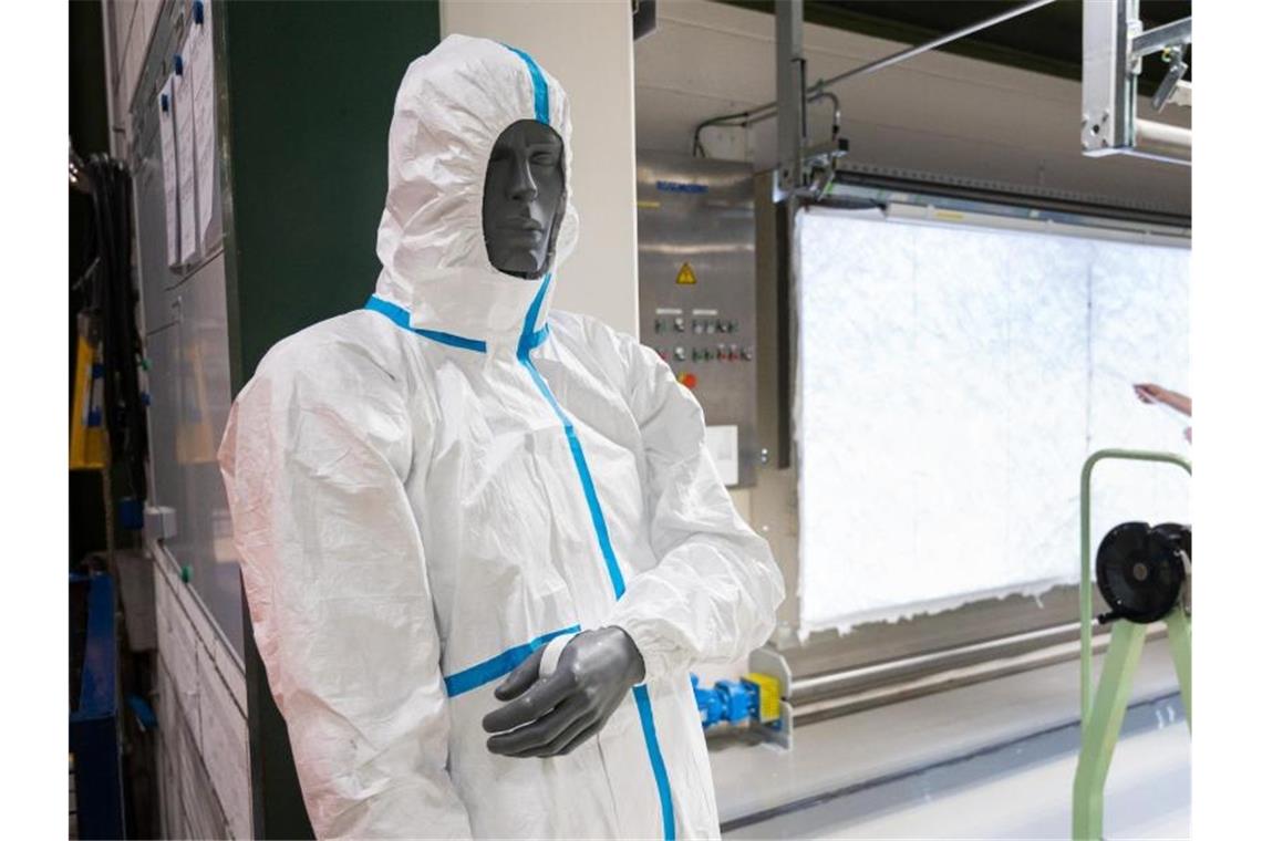 Coronavirus: Hochbetrieb bei Hersteller von Schutzanzügen Eine Puppe trägt einen Schutzanzug aus dem Material Tyvek. Szene im Werk von DuPont in Luxemburg. Foto: Oliver Dietze/dpa