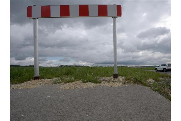 Eine Querbake signalisiert neben der Landesstraße das Ende des Radweges. Foto: Stefan Puchner/Archivbild