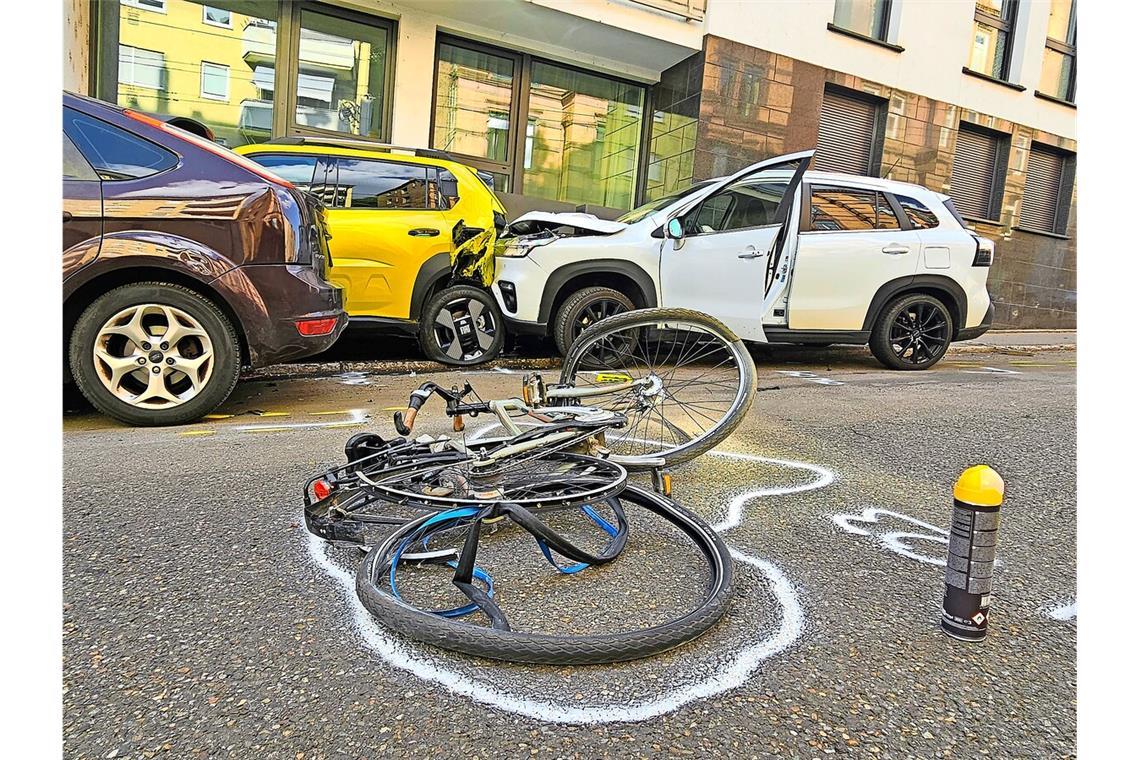 Eine Radfahrerin ist bei dem Unfall schwer verletzt worden.