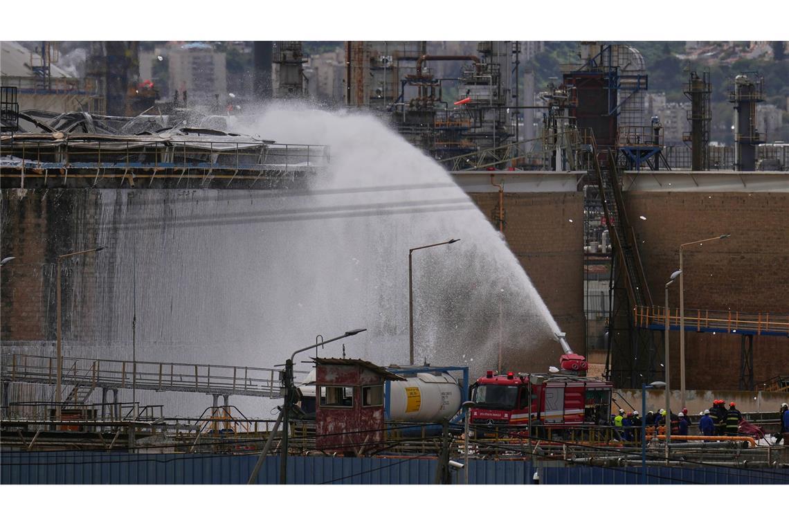 Eine Raffinerie im israelischen Haifa wurde Ziel eines iranischen Raketenangriffs.