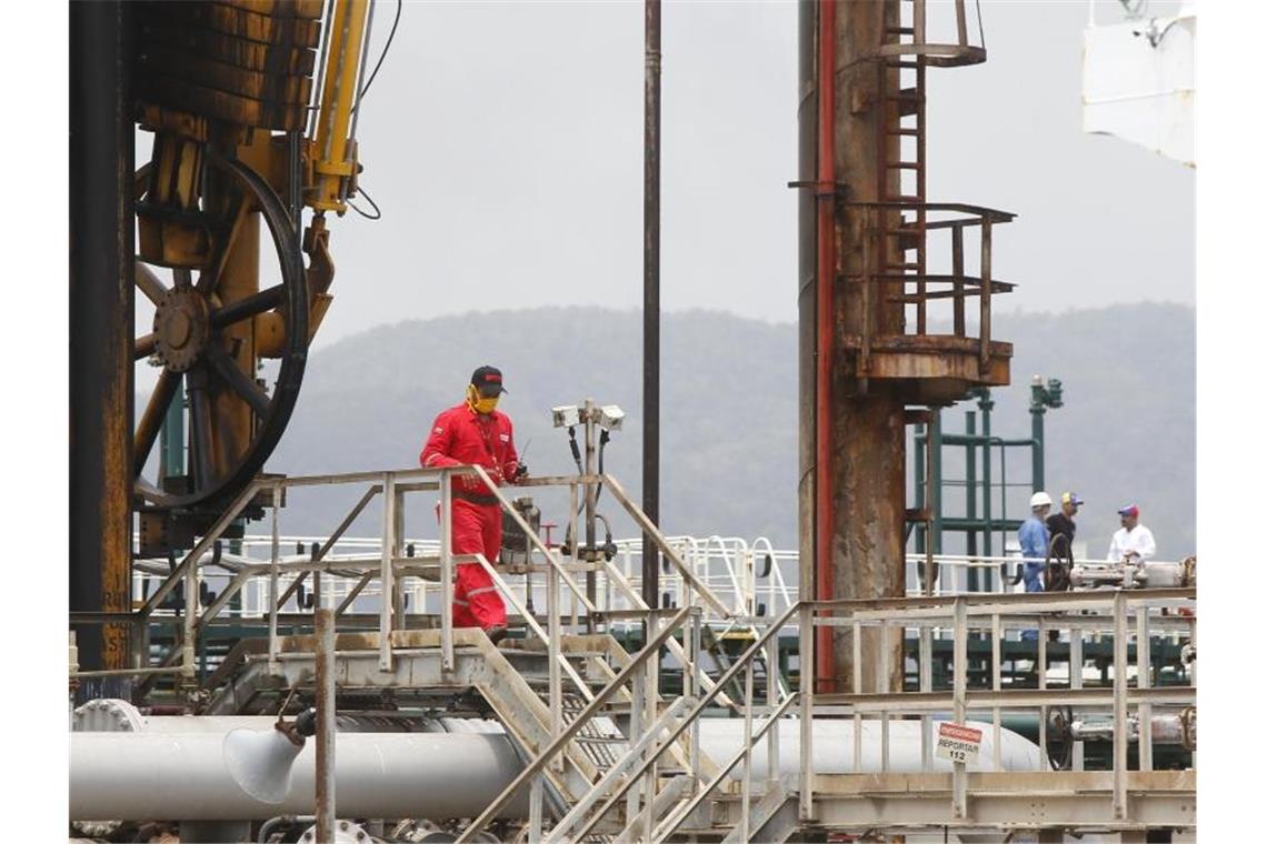 Opec-Treffen auf der Suche nach Ausweg aus dem Streit Eine Raffinerie in Venezuela. Foto: Jesus Vargas/AP/dpa