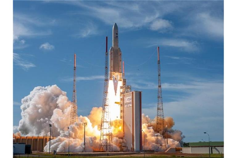 Eine Rakete vom Typ Ariane 5 hebt vom europäischen Weltraumbahnhof in Kourou (Französisch-Guayana) ab. Foto: ESA/ZUMA Wire/dpa
