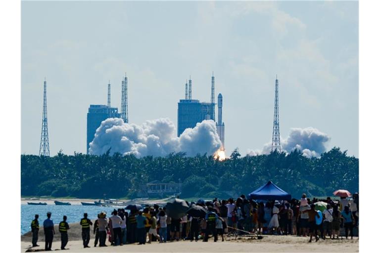 Eine Rakete vom Typ „Langer Marsch 7“ mit dem Cargoschiff „Tianzhou 3“ (Himmlisches Schiff) hebt vom Weltraumbahnhof „Wenchang“ auf der südchinesischen Insel Hainan ab. Foto: Yang Guanyu/XinHua/dpa