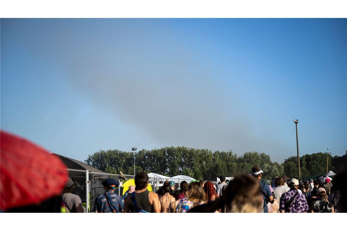Eine Rauchsäule steigt unweit des Festivalgeländes in die Luft.