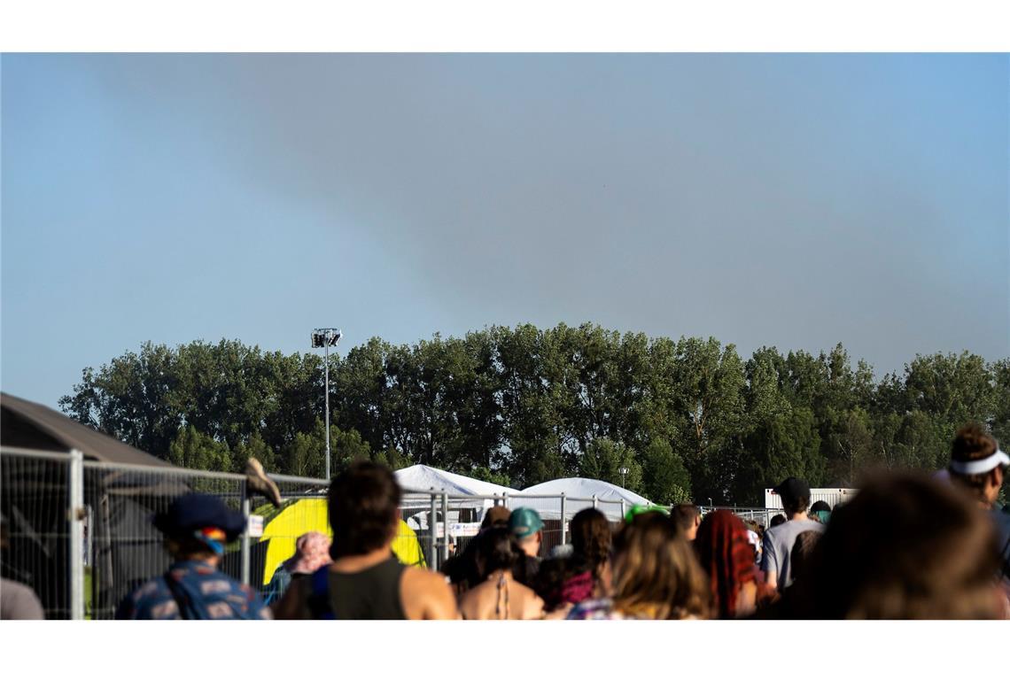Eine Rauchsäule steigt unweit des Festivalgeländes in die Luft