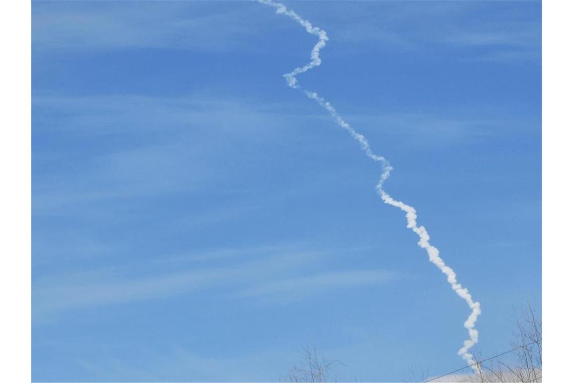 USA testen ballistische Rakete Eine Rauchspur ist am Himmel über der Luftwaffenbasis Vandenberg zu sehen. Mit dem Raketentest geht nun die Sorge nach einem Wettrüsten um. Foto: Gene Blevins/ZUMA Wire/dpa