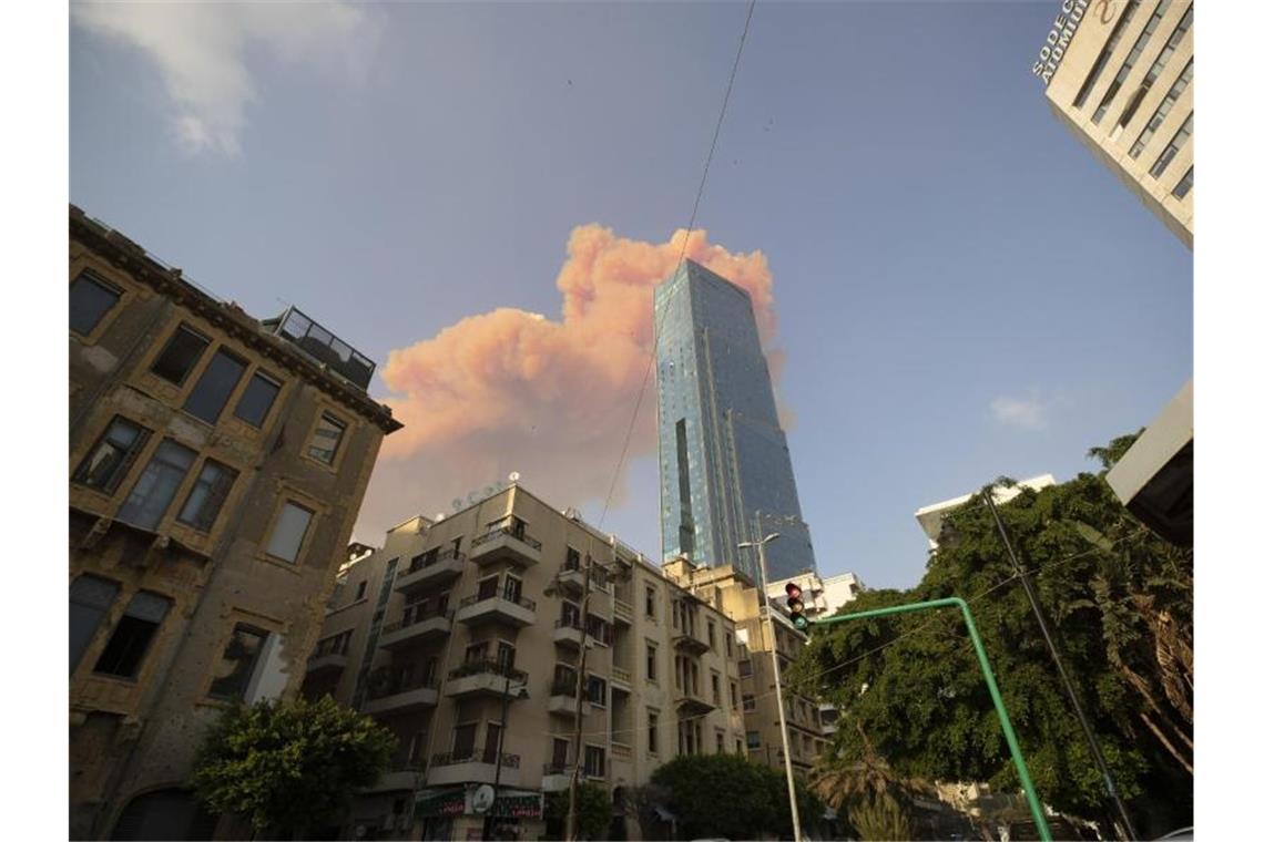 Eine Rauchwolke steht nach der Explosion am Himmel über Beirut. Foto: Hassan Ammar/AP/dpa
