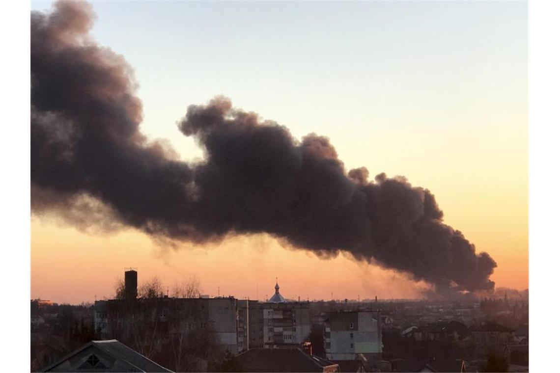 Krieg in der Ukraine: Das ist die aktuelle Lage Eine Rauchwolke steigt nach einer Explosion am Flughafen Lwiw gen Himmel. Foto: AP/dpa