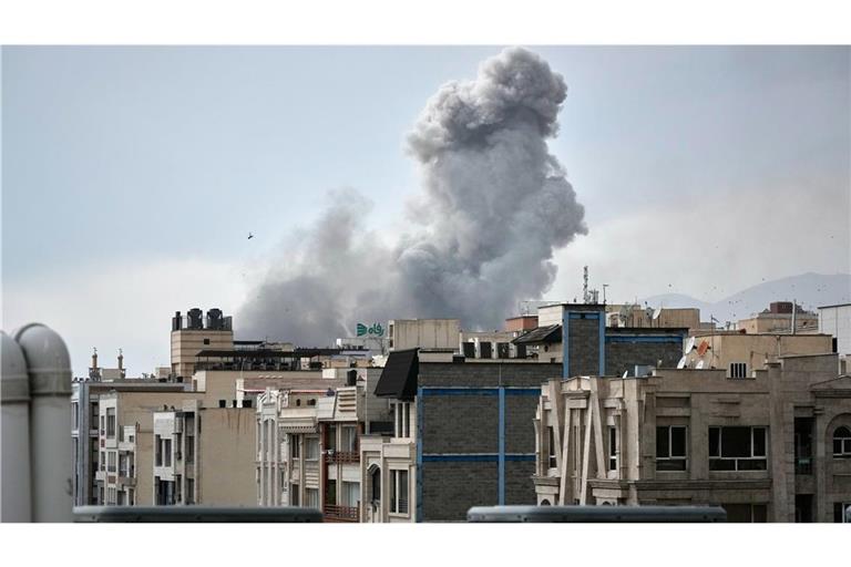 Eine Rauchwolke steigt nach einer Explosion in Teheran auf (Archivfoto).