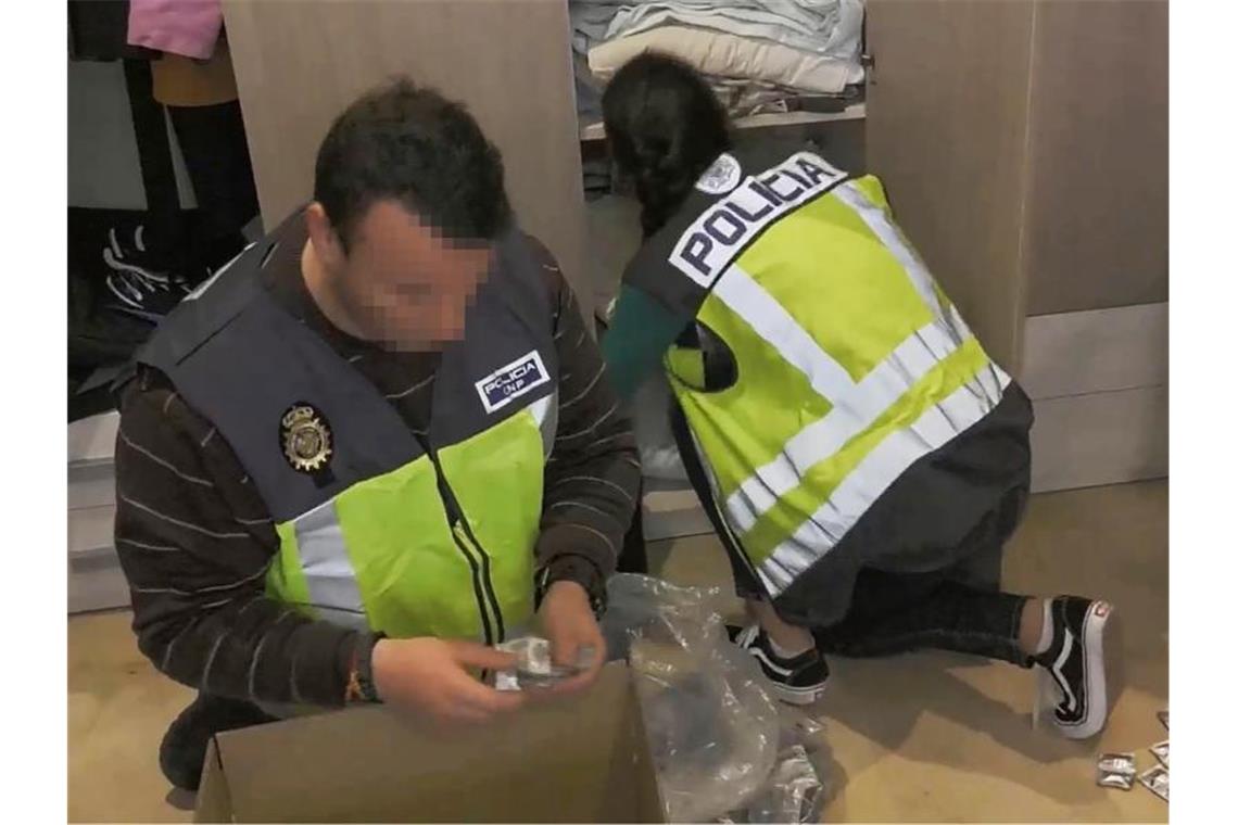 Schlag gegen Doping-Mafia in 33 Ländern: Rund 230 Festnahmen Eine Razzia der spanischen Polizei. Foto: Policia Nationale/Europol